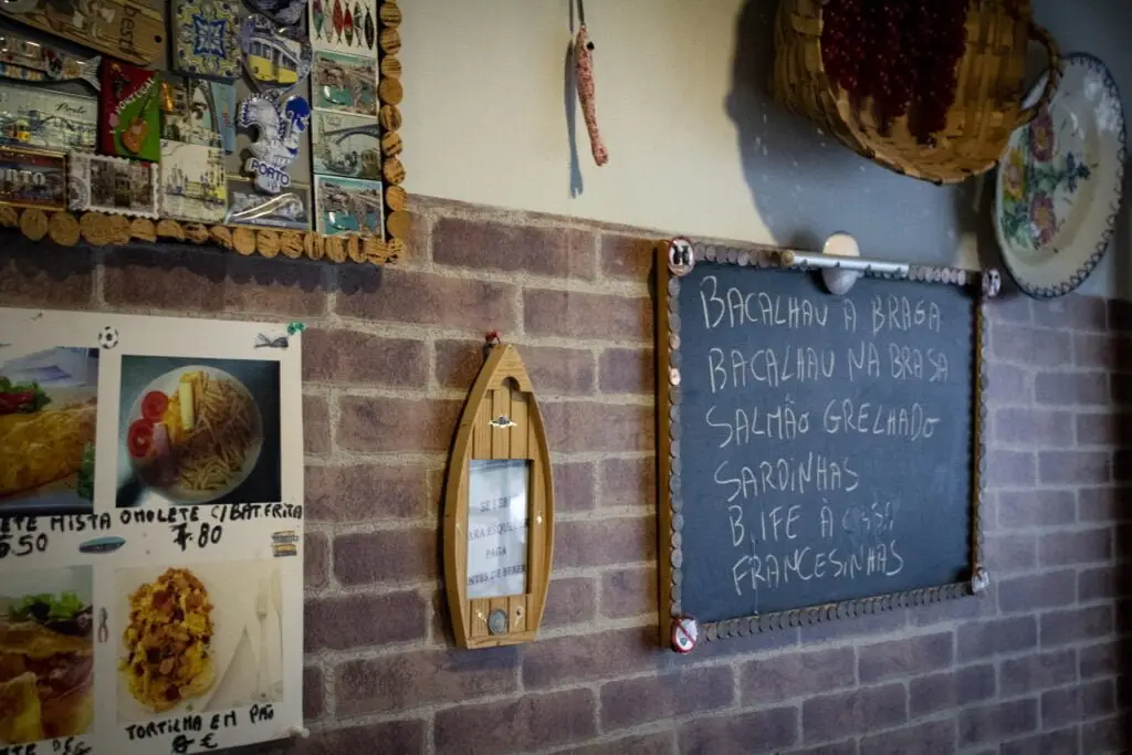 An example of the decoration of Tradicional Restaurant that can be a part of a COME Porto Food Tour.